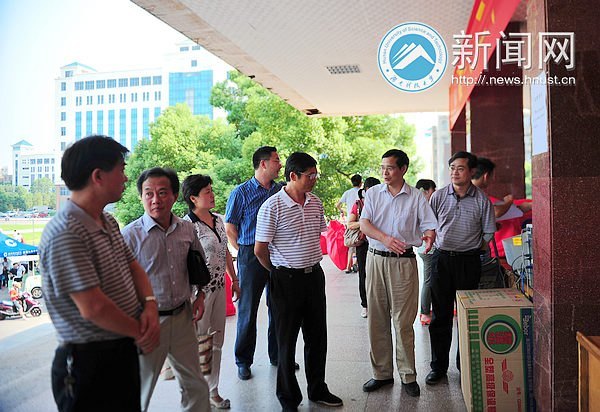 迎新首日 校長(zhǎng)劉德順一行深入迎新大本營(yíng)探望工作