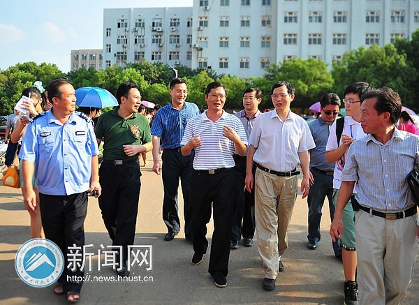 迎新首日 校長(zhǎng)劉德順一行深入迎新大本營(yíng)探望工作