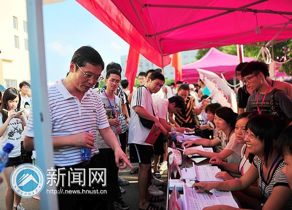迎新首日 校長(zhǎng)劉德順一行深入迎新大本營(yíng)探望工作