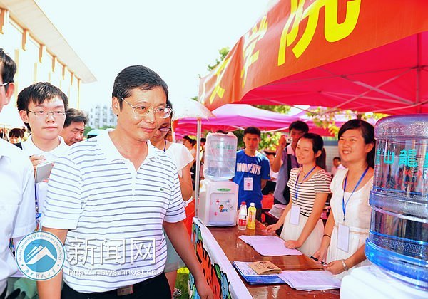 迎新首日 校長(zhǎng)劉德順一行深入迎新大本營(yíng)探望工作