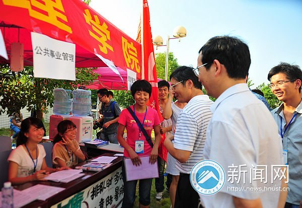 迎新首日 校長(zhǎng)劉德順一行深入迎新大本營(yíng)探望工作