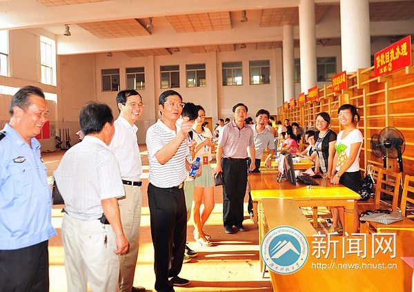 迎新首日 校長(zhǎng)劉德順一行深入迎新大本營(yíng)探望工作