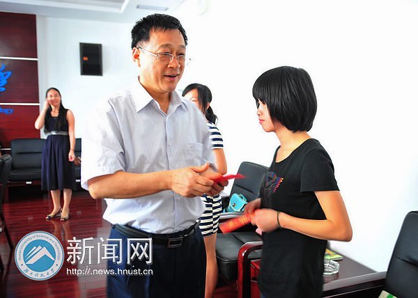 校黨委慰問貧困大學生黨員