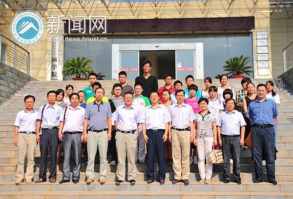 校黨委慰問貧困大學生黨員