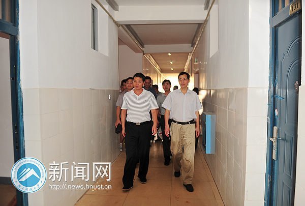 校長(zhǎng)劉德順一行深入迎新大本營(yíng)探望工作