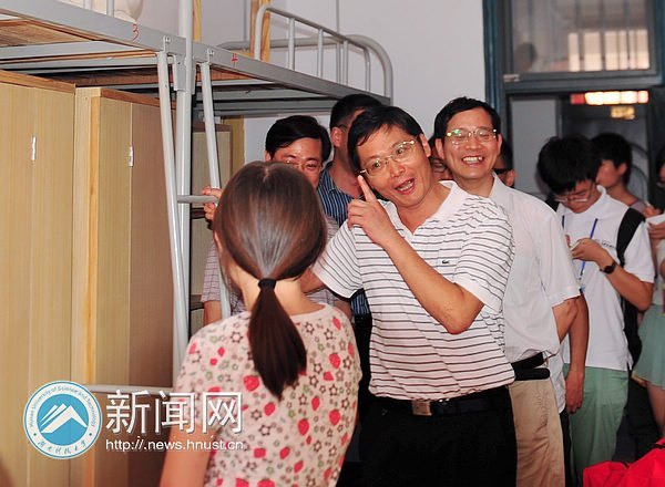 校長(zhǎng)劉德順一行深入迎新大本營(yíng)探望工作