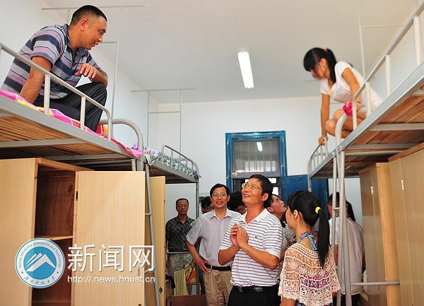校長(zhǎng)劉德順一行深入迎新大本營(yíng)探望工作