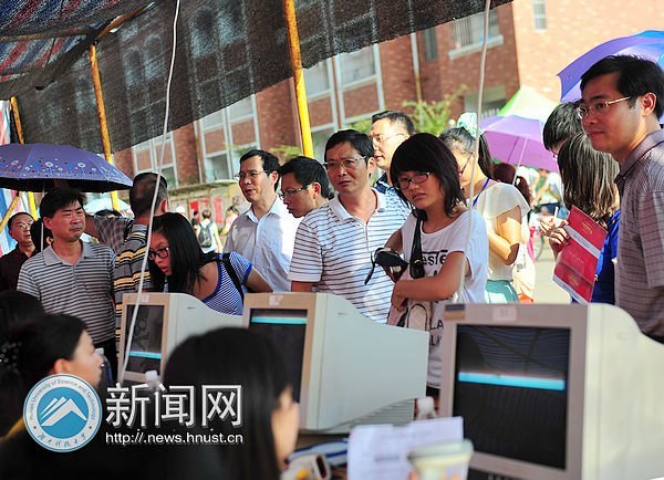 校長(zhǎng)劉德順一行深入迎新大本營(yíng)探望工作