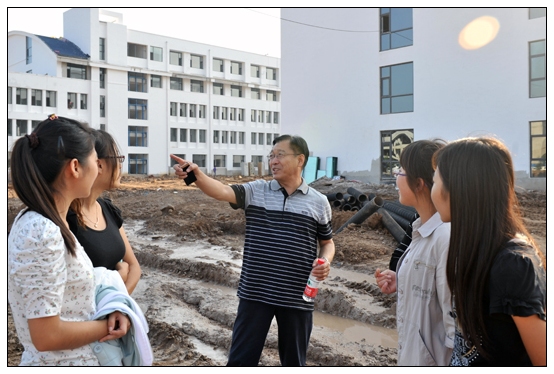 孫建中院長同參觀新校區(qū)的學(xué)生笑談美好前景