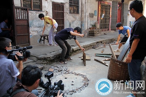湖南教育電視臺再次跟蹤采訪馬克思主義學(xué)院、法學(xué)院志愿團事跡