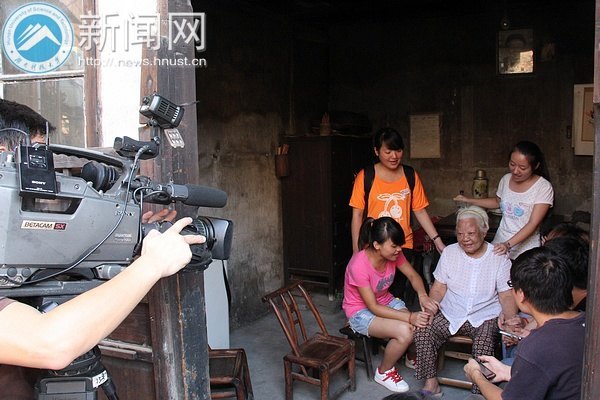 湖南教育電視臺再次跟蹤采訪馬克思主義學(xué)院、法學(xué)院志愿團事跡