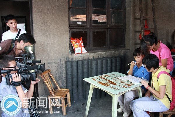 湖南教育電視臺再次跟蹤采訪馬克思主義學(xué)院、法學(xué)院志愿團事跡