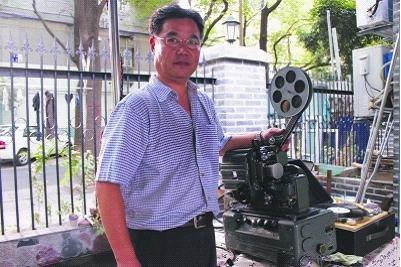 《揚子晚報》南藝教授“古董”放映機為小區居民放露天電影