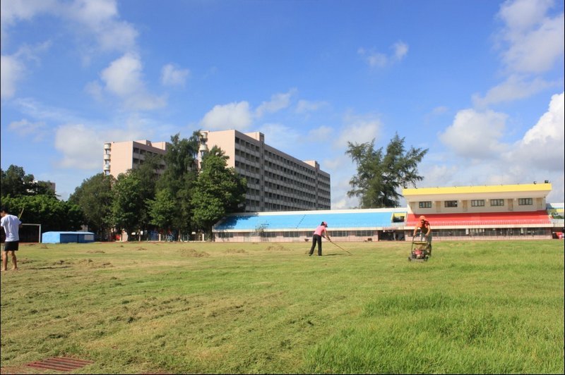 體育學(xué)系為迎接新生軍訓(xùn)開展田徑場草坪修剪清潔工作