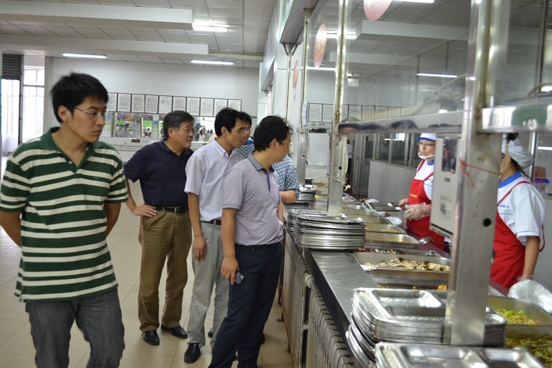 學院領導走訪新生宿舍、餐廳