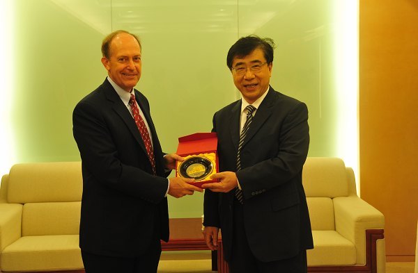 徐明稚校長(zhǎng)會(huì)見美國(guó)駐上海總領(lǐng)事館葛瑞風(fēng)總領(lǐng)事一行
