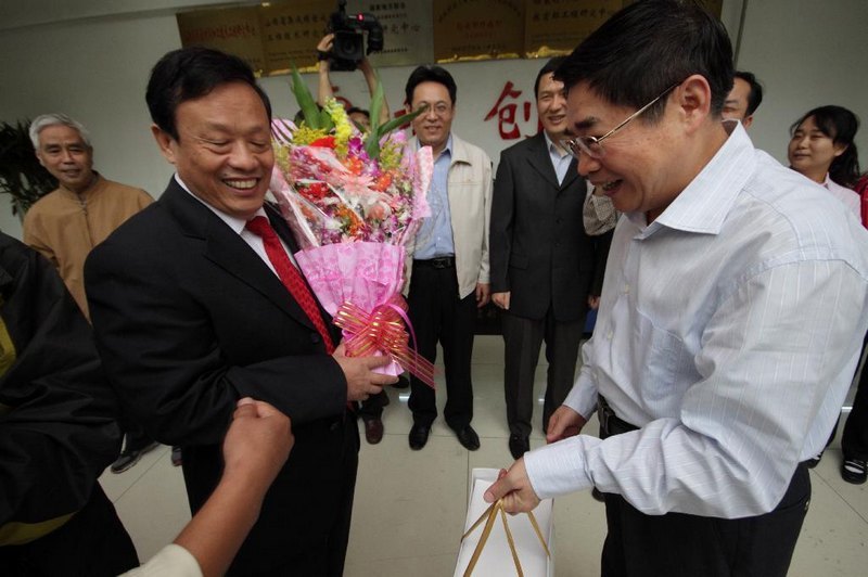 省委書記袁純清教師節來校慰問并視察指導