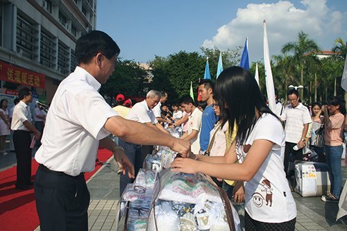 “綠色通道”送溫暖 新生入學無困難