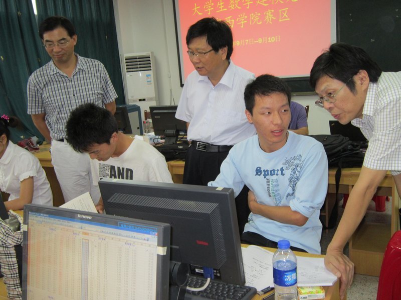 皖西學(xué)院校領(lǐng)導(dǎo)親臨全國大學(xué)生數(shù)學(xué)建模競賽現(xiàn)場慰問指導(dǎo)