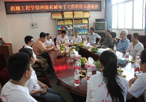 99級機械電子工程班校友重歸母校舉行校慶座談會