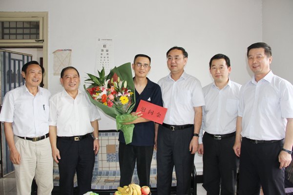 六安市領導在教師節慰問皖西學院教師