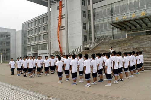 燕山大學(xué)里仁學(xué)院2012級新生軍訓(xùn)圓滿結(jié)束