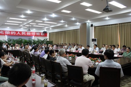 校領導與教師代表座談 共慶第28個教師節