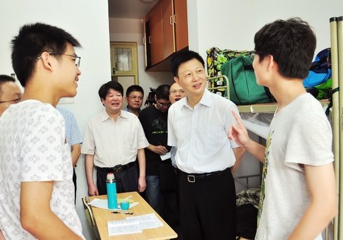 吳蔚榮市長來校調(diào)研慰問教職工