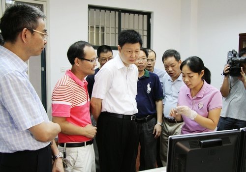 吳蔚榮市長來校調(diào)研慰問教職工