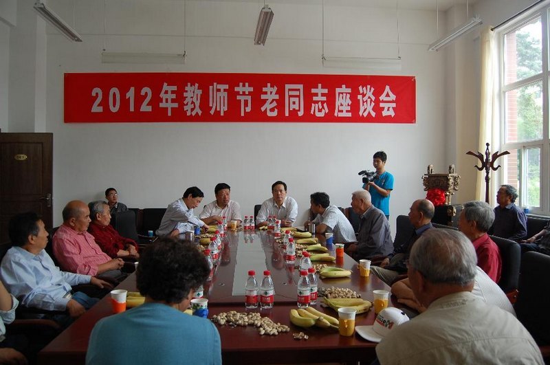 校領(lǐng)導(dǎo)教師節(jié)慰問離退休老干部
