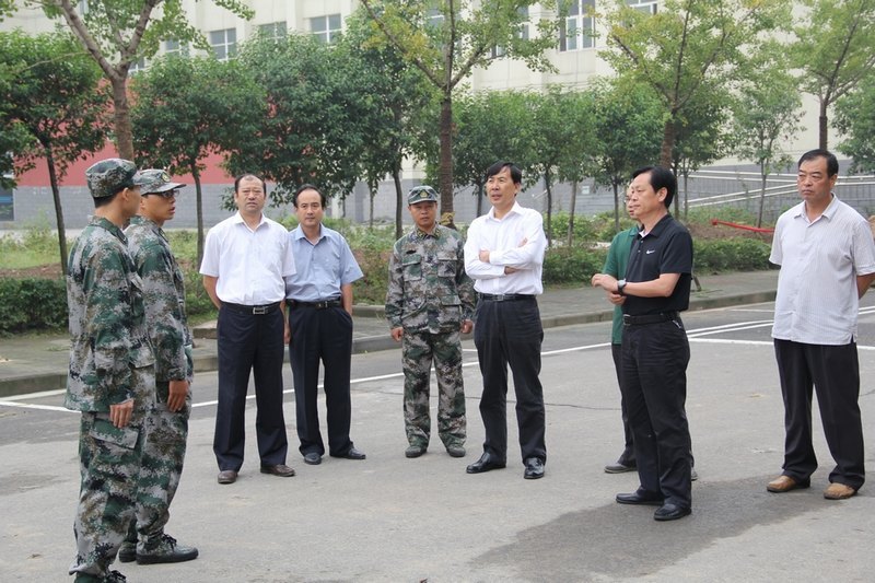 校領(lǐng)導(dǎo)檢查指導(dǎo)新生軍訓(xùn)工作
