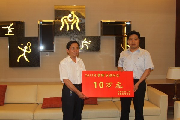 濰坊高新區管委會領導來校走訪慰問