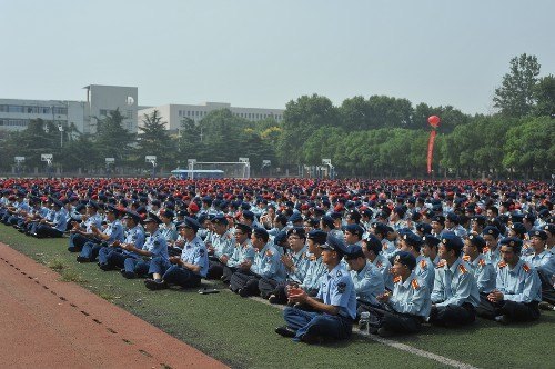 湖北工業大學舉行2012年新生開學典禮暨軍訓動員大會