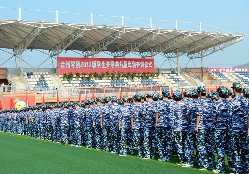 2012級(jí)新生開學(xué)典禮暨軍訓(xùn)開訓(xùn)儀式隆重舉行