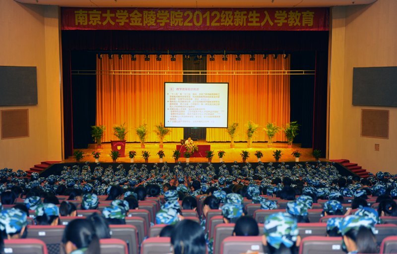 王殿祥院長為2012級新生做入學教育報告