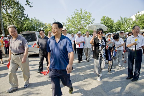 離退休教職工參加“慶佳節,賞校園美景”健步走活動