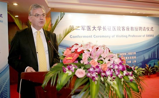 第二軍醫大學長征醫院隆重舉行聘請英國劍橋大學Jonathan Gillard教授擔任胸心外科客座教授儀式