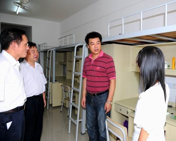 校領導檢查指導迎新準備工作