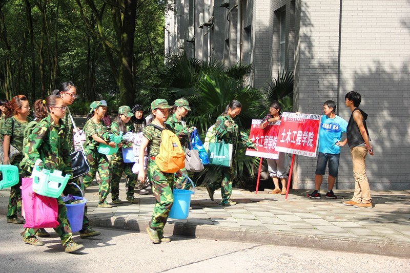 土木喜迎新生軍訓歸來