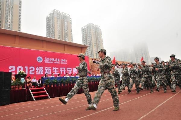 2012級(jí)新生軍訓(xùn)閱兵特寫(xiě)【組圖】