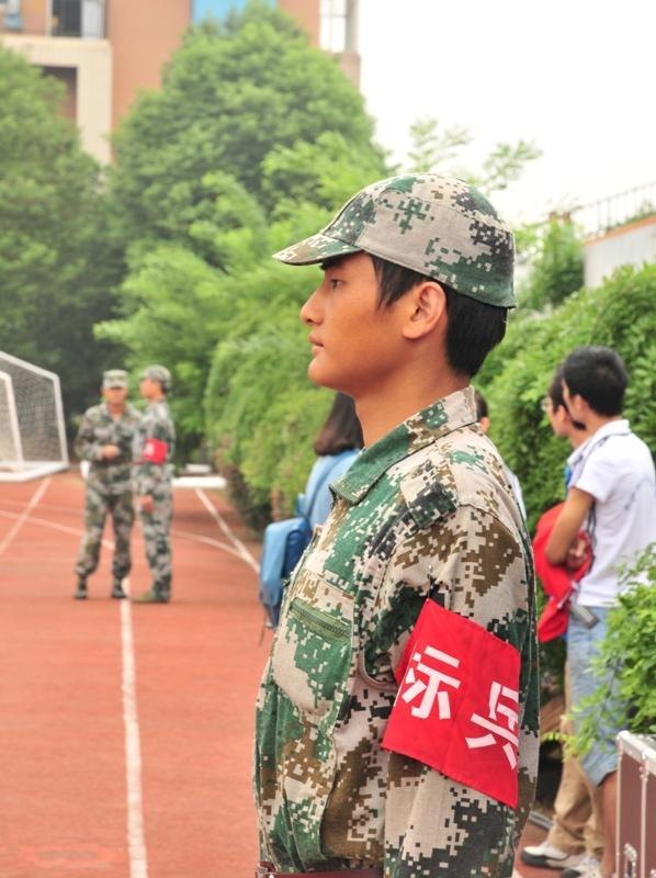 2012級(jí)新生軍訓(xùn)閱兵特寫(xiě)【組圖】