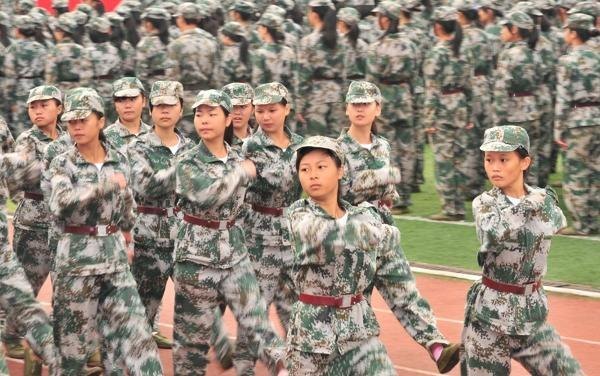 2012級(jí)新生軍訓(xùn)閱兵特寫(xiě)【組圖】