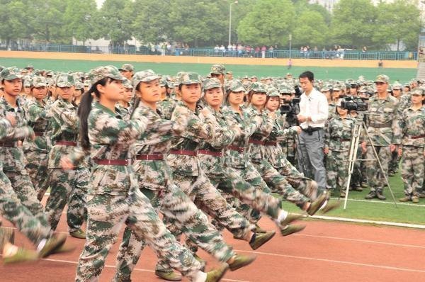 2012級(jí)新生軍訓(xùn)閱兵特寫(xiě)【組圖】
