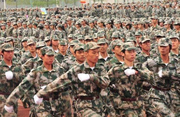 2012級(jí)新生軍訓(xùn)閱兵特寫(xiě)【組圖】