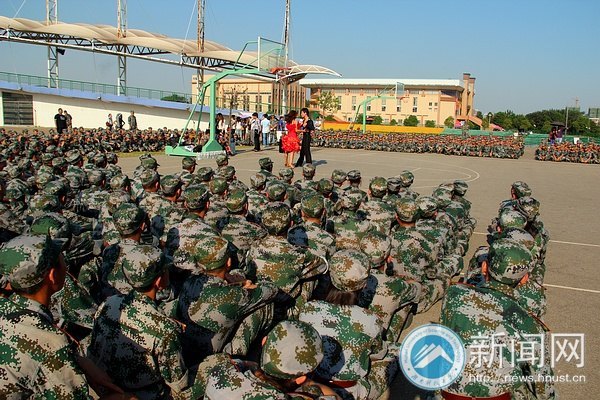 新生軍訓慰問演出 濃情勝濃“晴”
