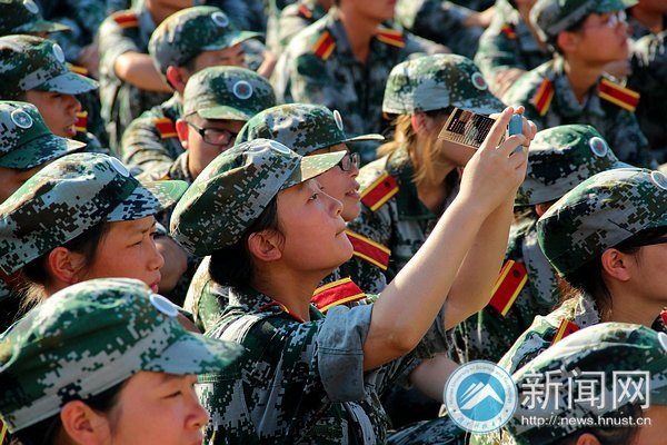 新生軍訓慰問演出 濃情勝濃“晴”