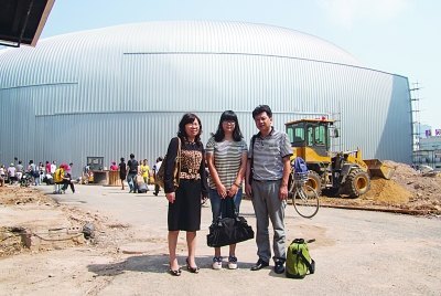 《揚(yáng)子晚報(bào)》:南藝大一新生報(bào)到 喜拍“全家福”