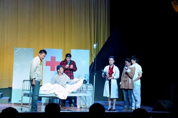 2012級(jí)部分新生觀看《上大學(xué)》次場(chǎng)演出