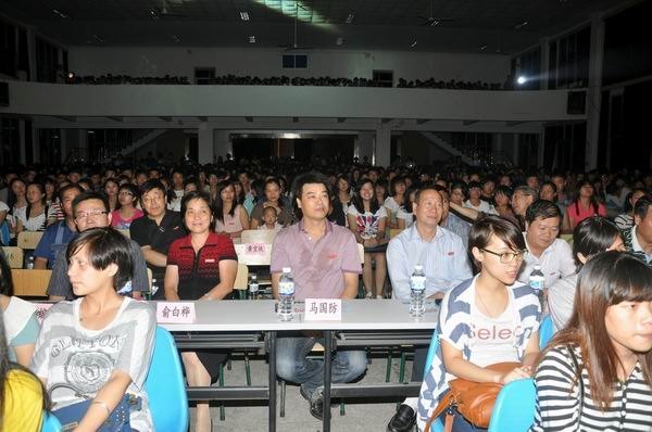 2012級(jí)部分新生觀看《上大學(xué)》次場(chǎng)演出
