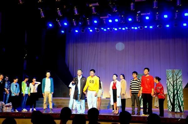 2012級(jí)部分新生觀看《上大學(xué)》次場(chǎng)演出